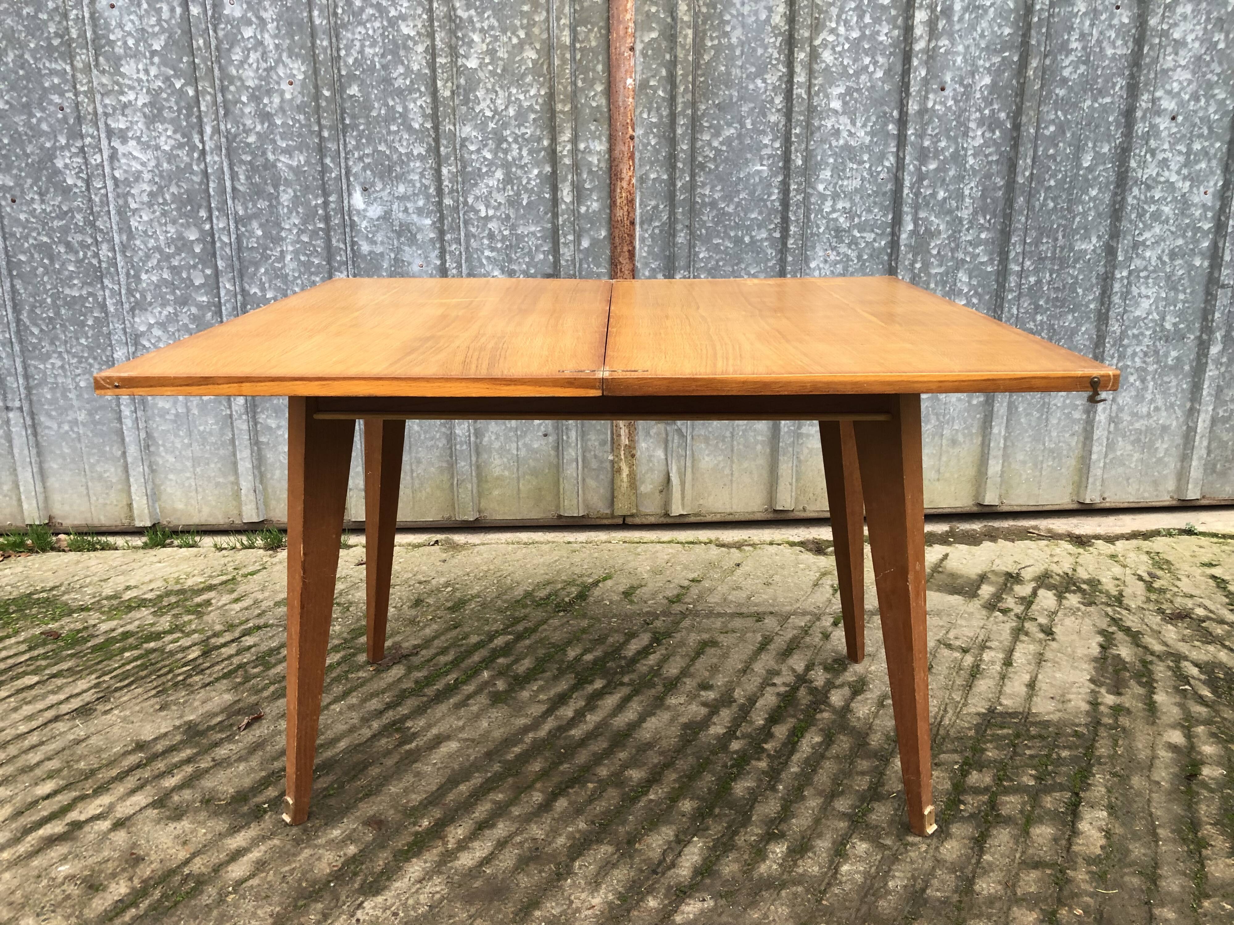 Table vintage portefeuille en chêne aux pieds compas.