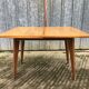 Table vintage portefeuille en chêne aux pieds compas.