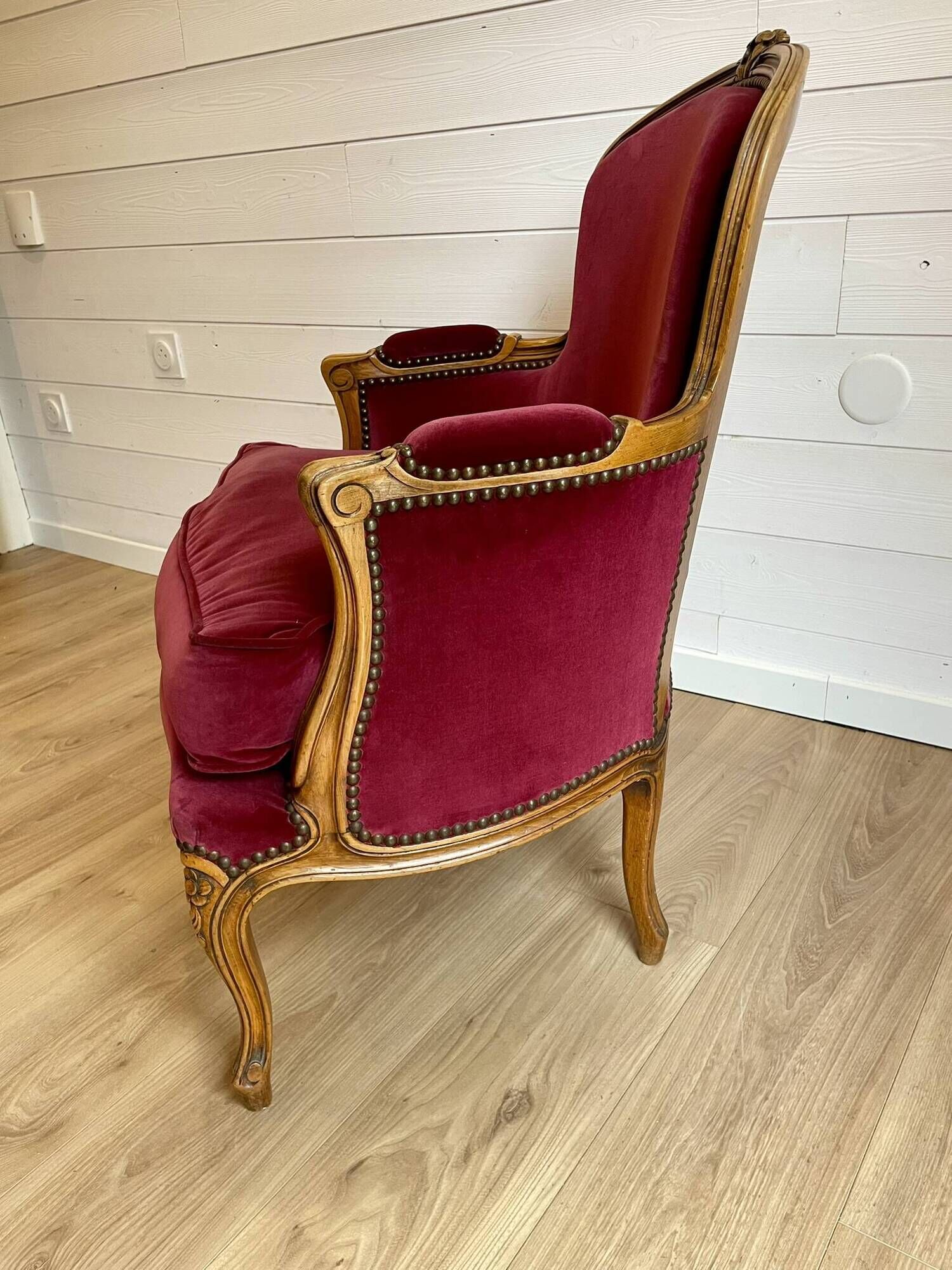 Vintage Louis XV style bergère / cabriolet armchair – Carved wood velvet