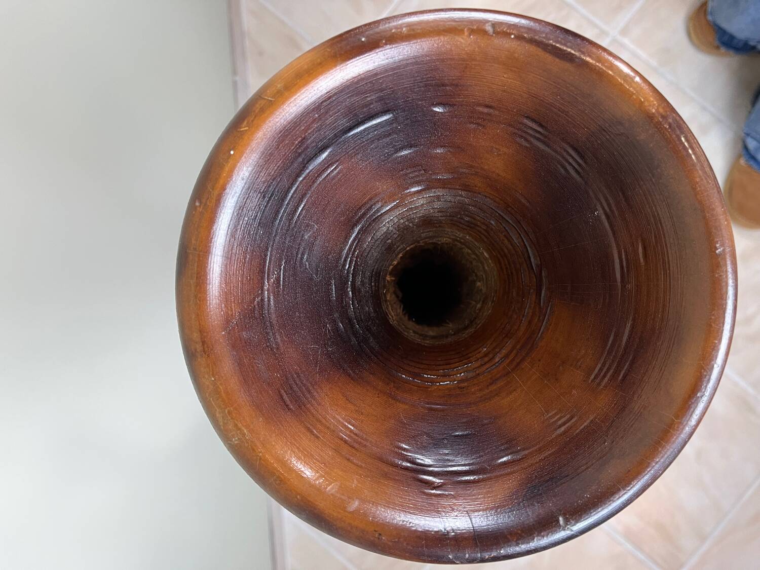 Important carved wooden jar