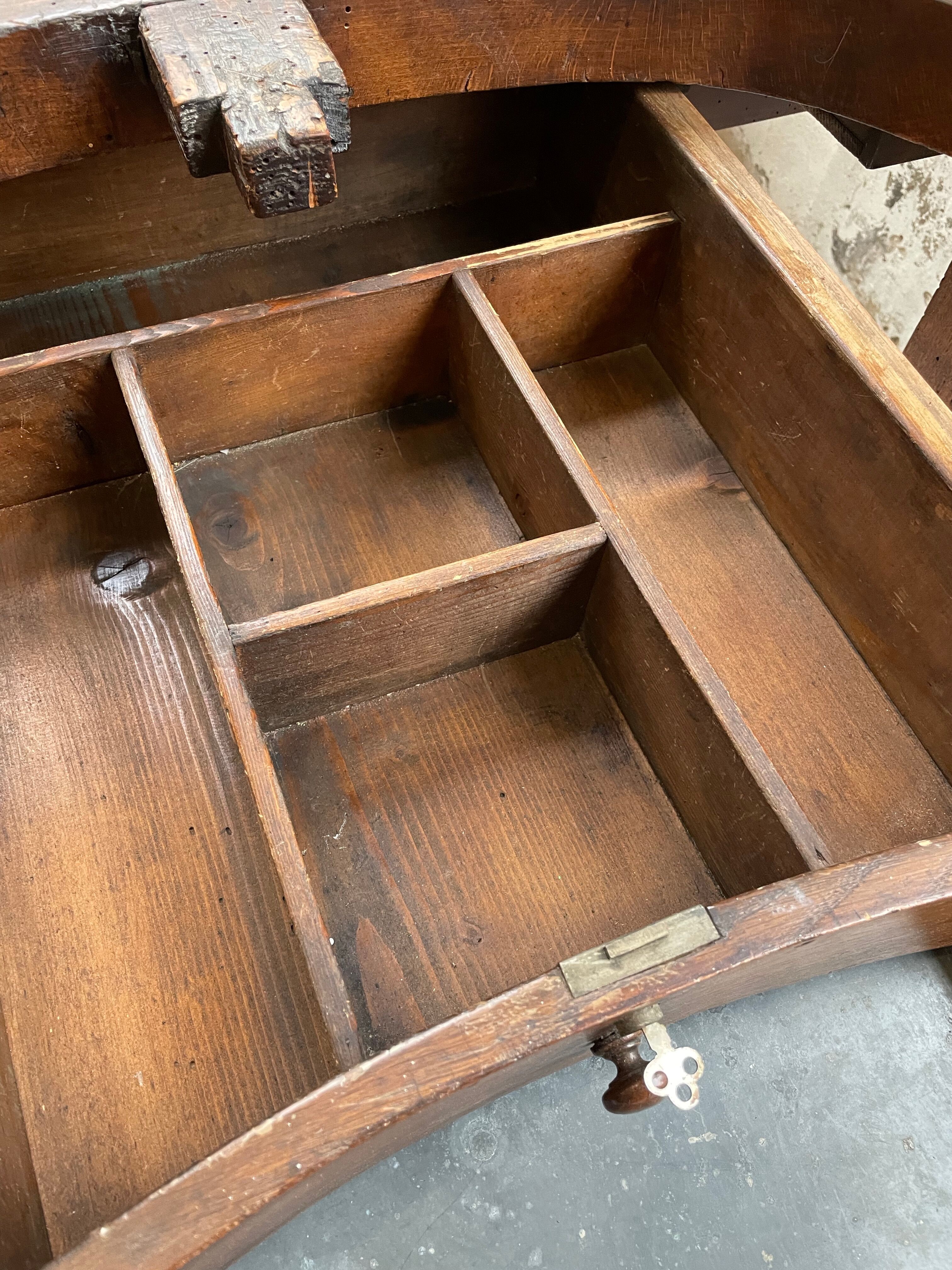 Establishment of jeweler XIXth oak