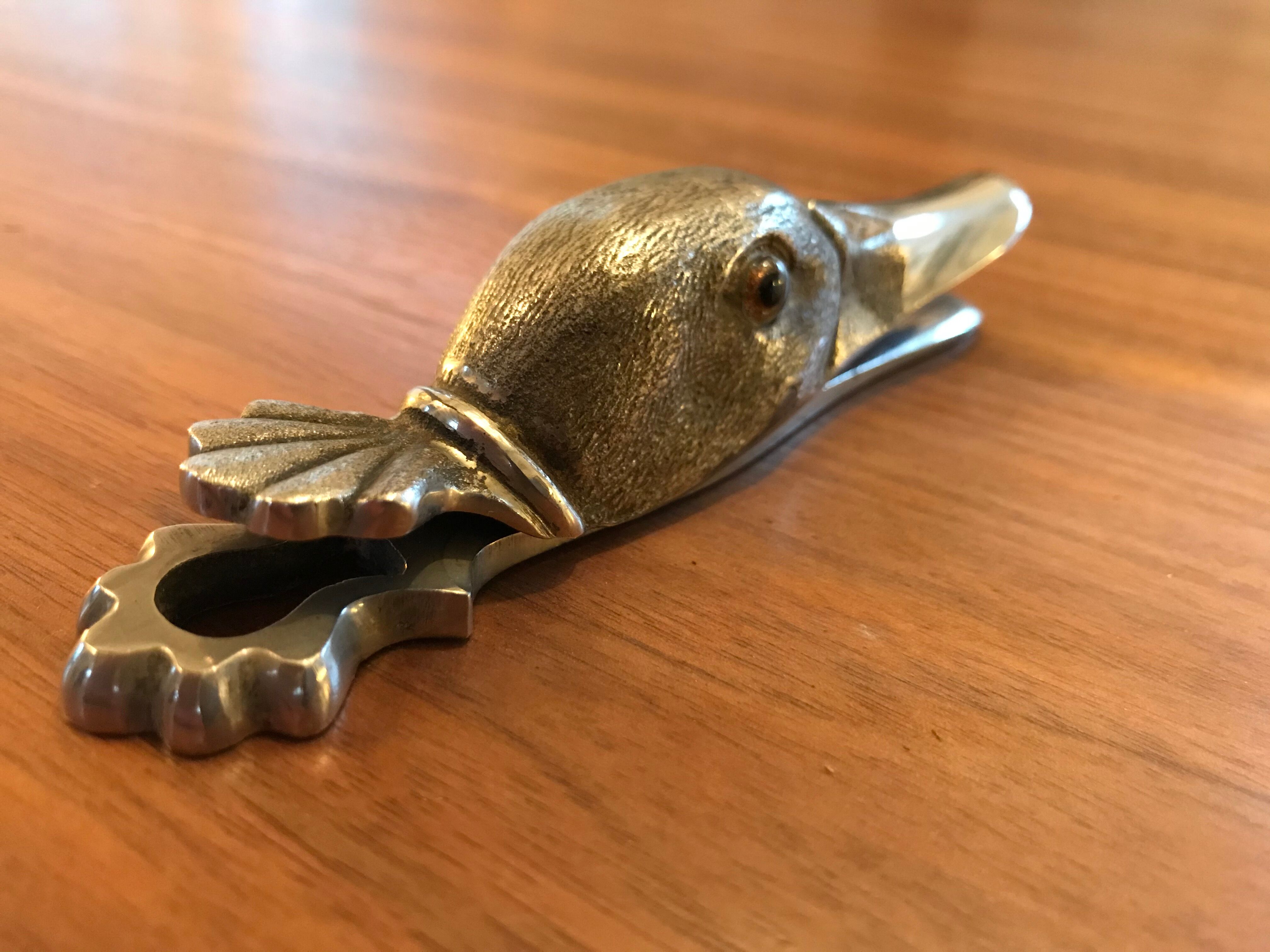 Duck-headed advertising pinch