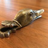 Duck-headed advertising pinch