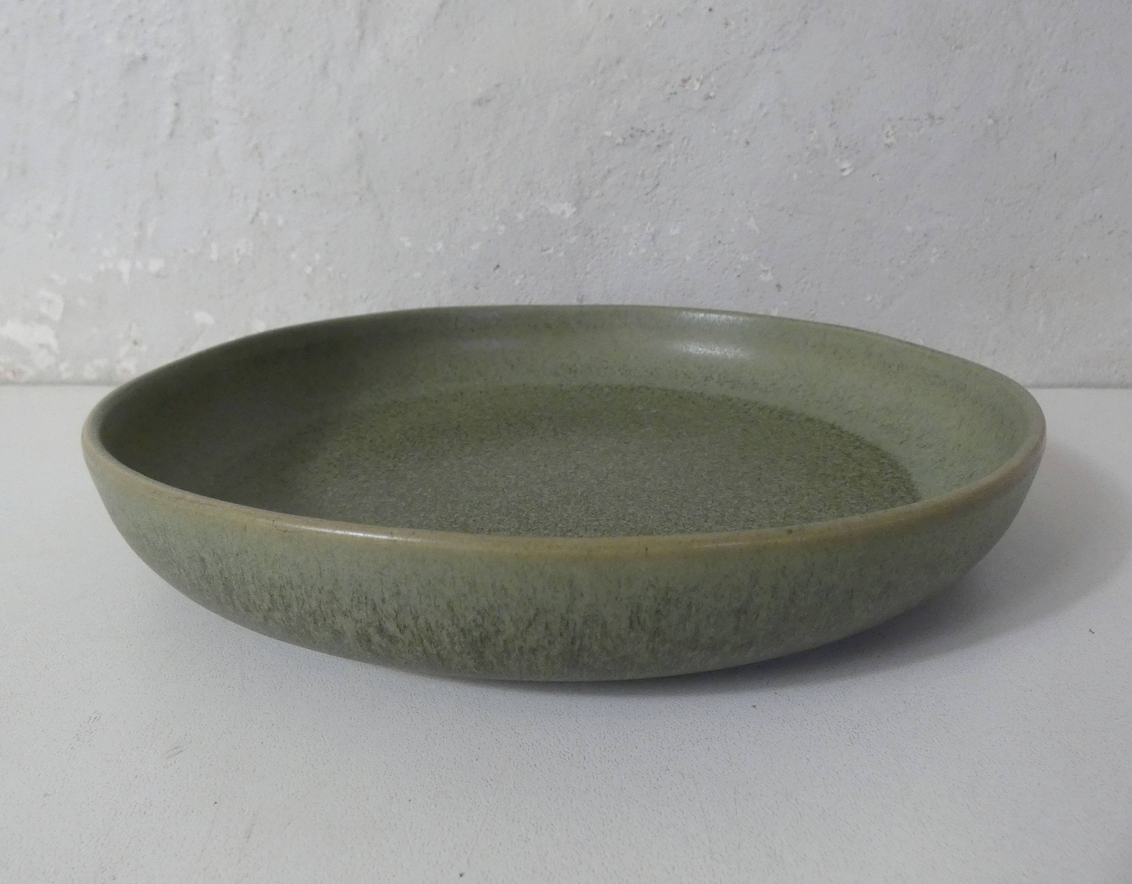 4 stoneware plates with straight edge