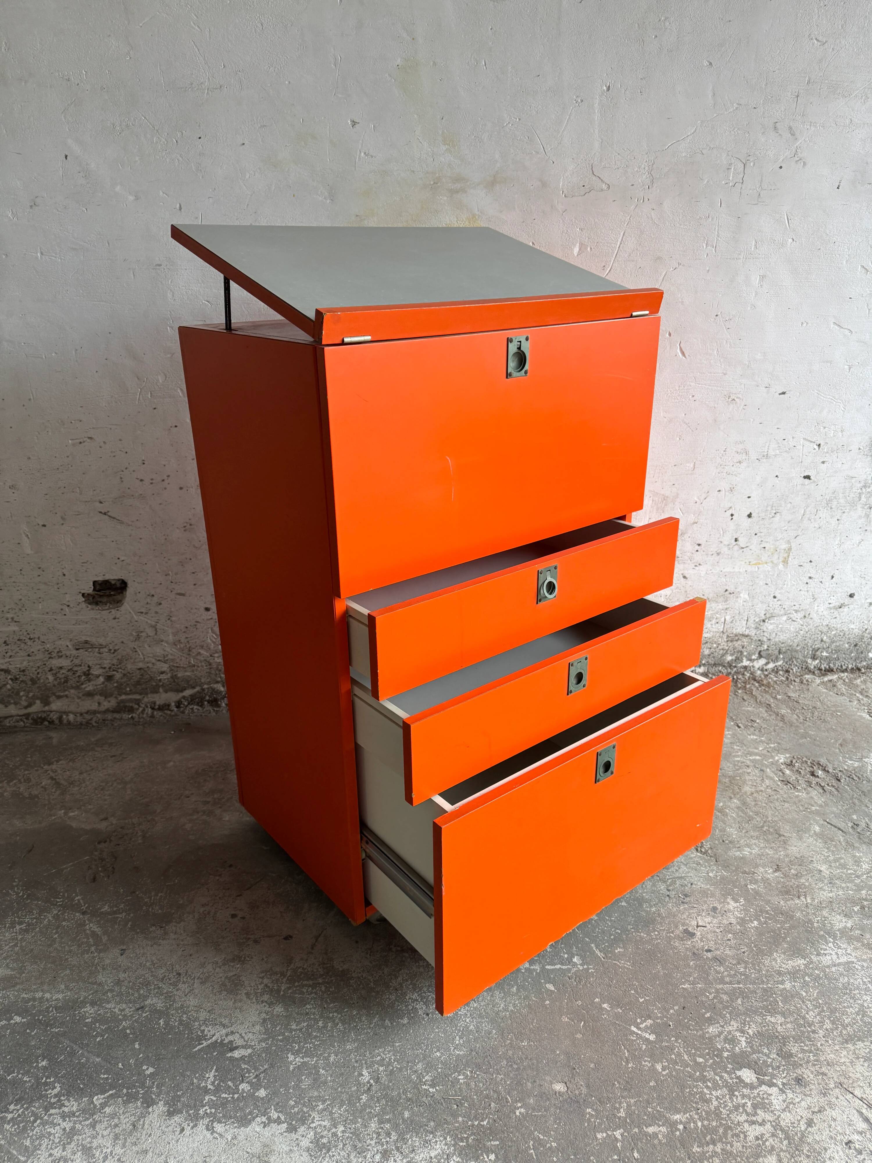 Commode en bois brun de 1980 avec surface de travail escamotable et bureau incliné.