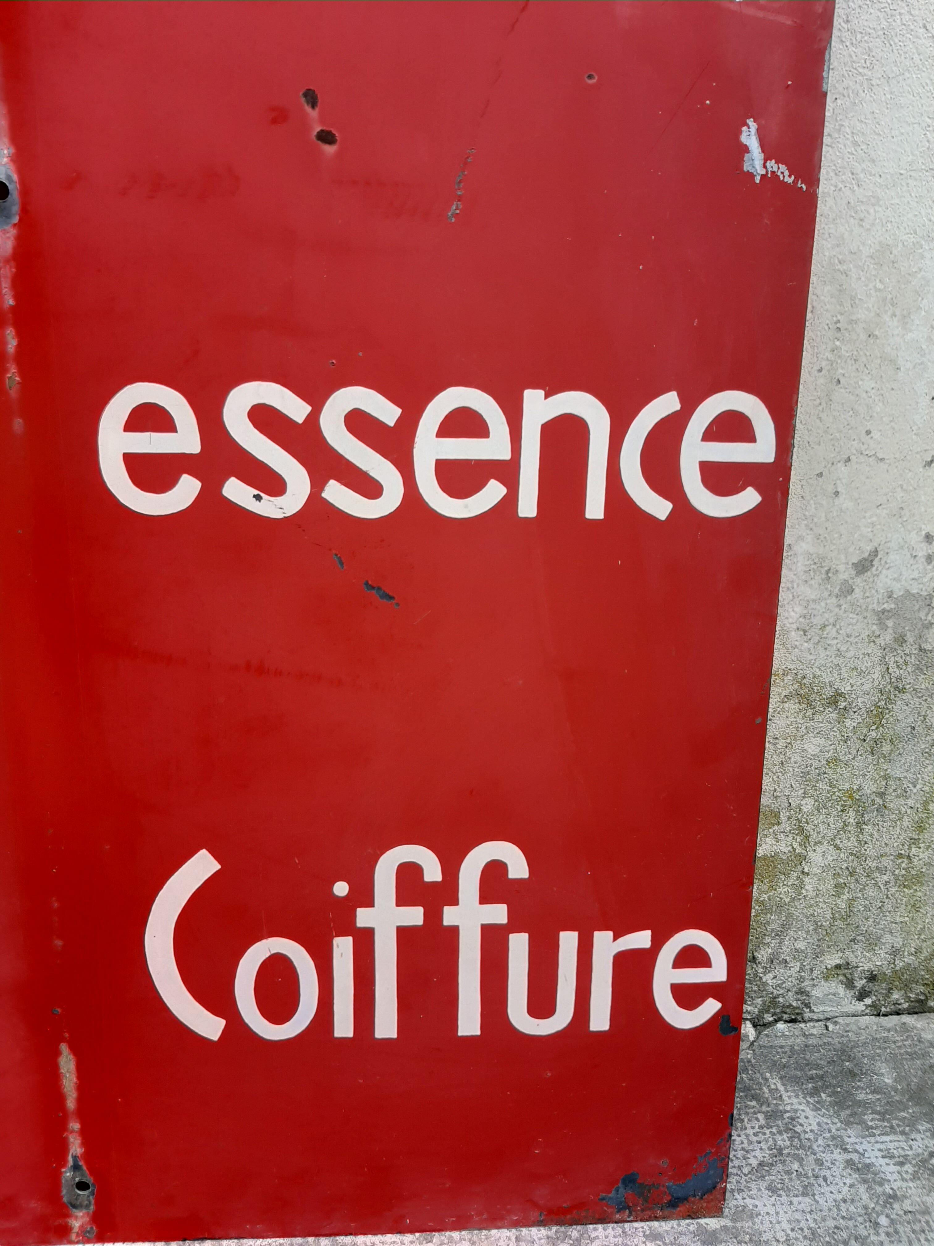 Tole sign painted "bar tobacco essence hairstyle"