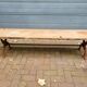 Banc de jardin en fonte de style campagnard français avec vieille planche de bois de grange