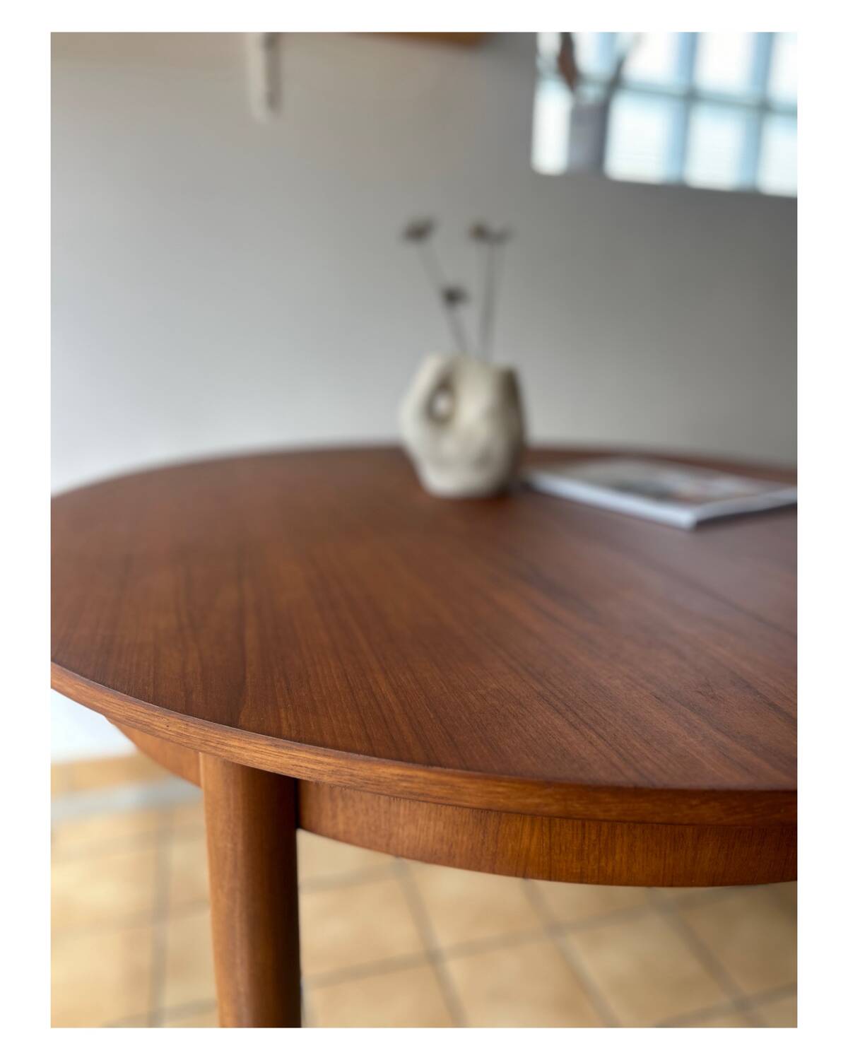 Extendable round table from the 1960s