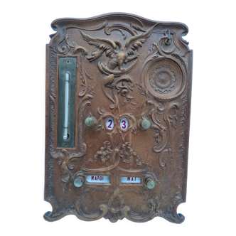 Calendrier perpétuel Napoléon III . Bois laiton métal émaillé . Chimère.