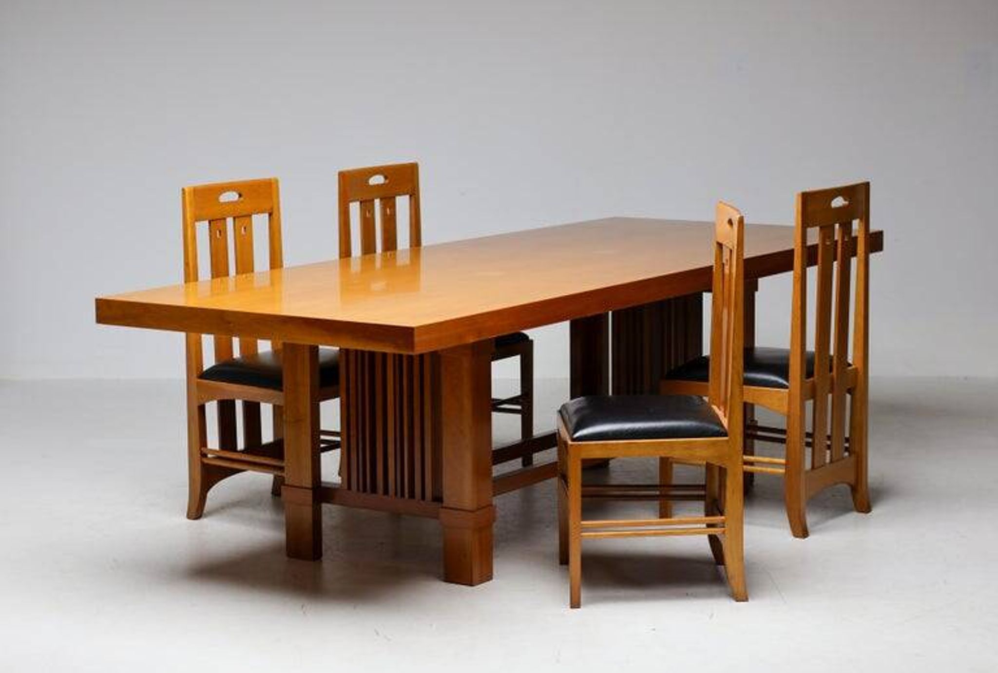 Table Frank Lloyd Wright ‘608 Taliesin’ + four Mackintosh chairs “309 Ingram”
