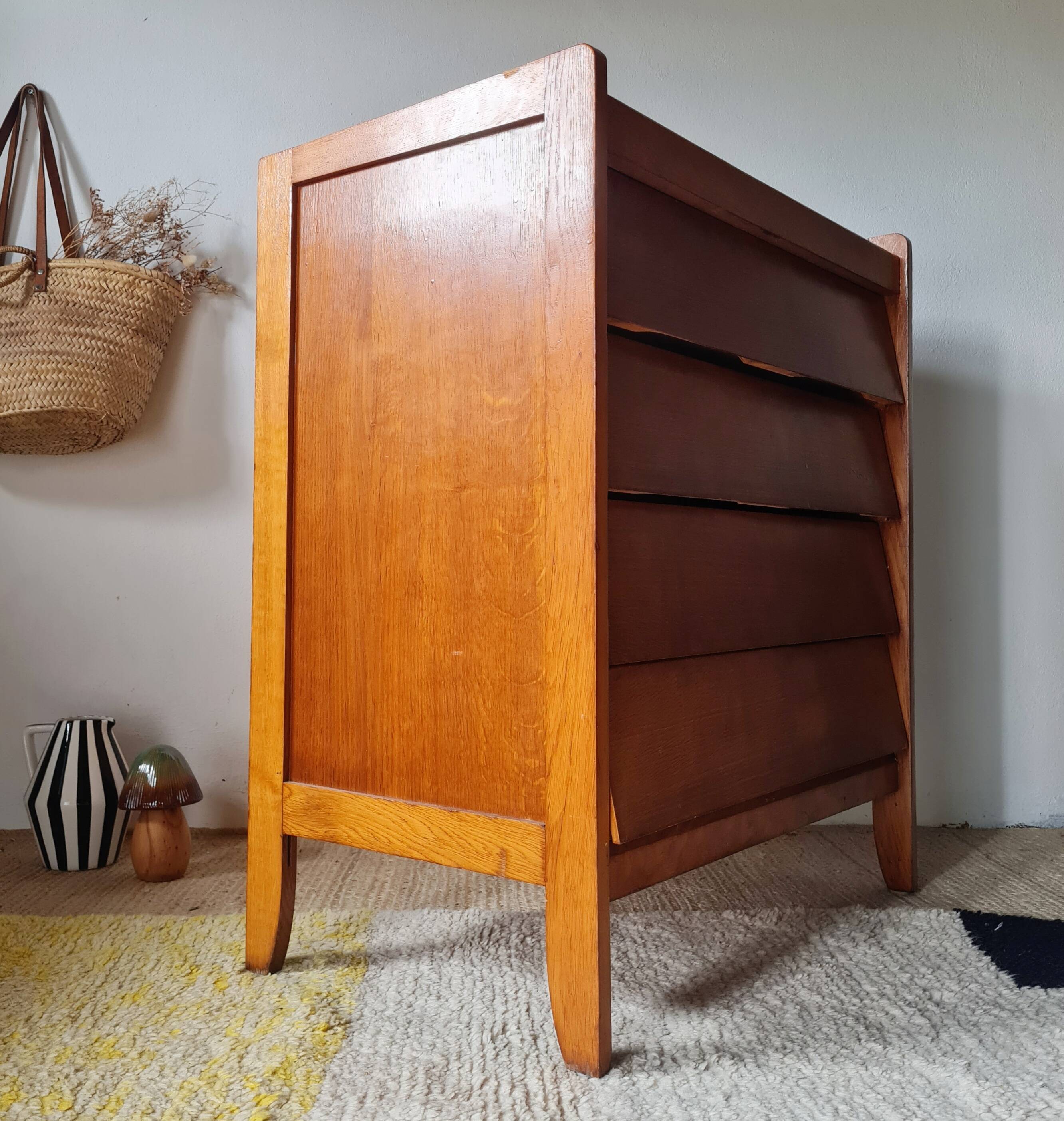 Commode vintage Mid-Century en chêne clair et tiroirs biseautés (1960)