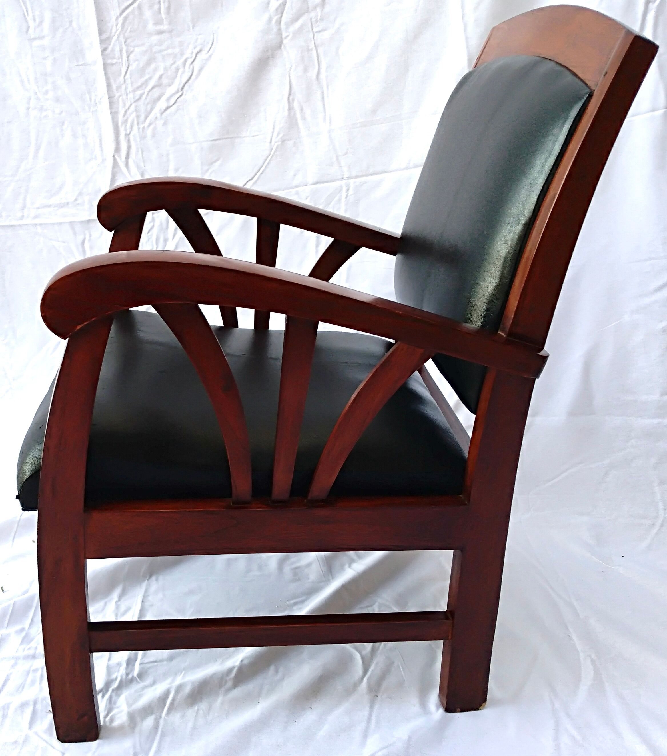 Paire de fauteuils style colonial bois et cuir de chèvre