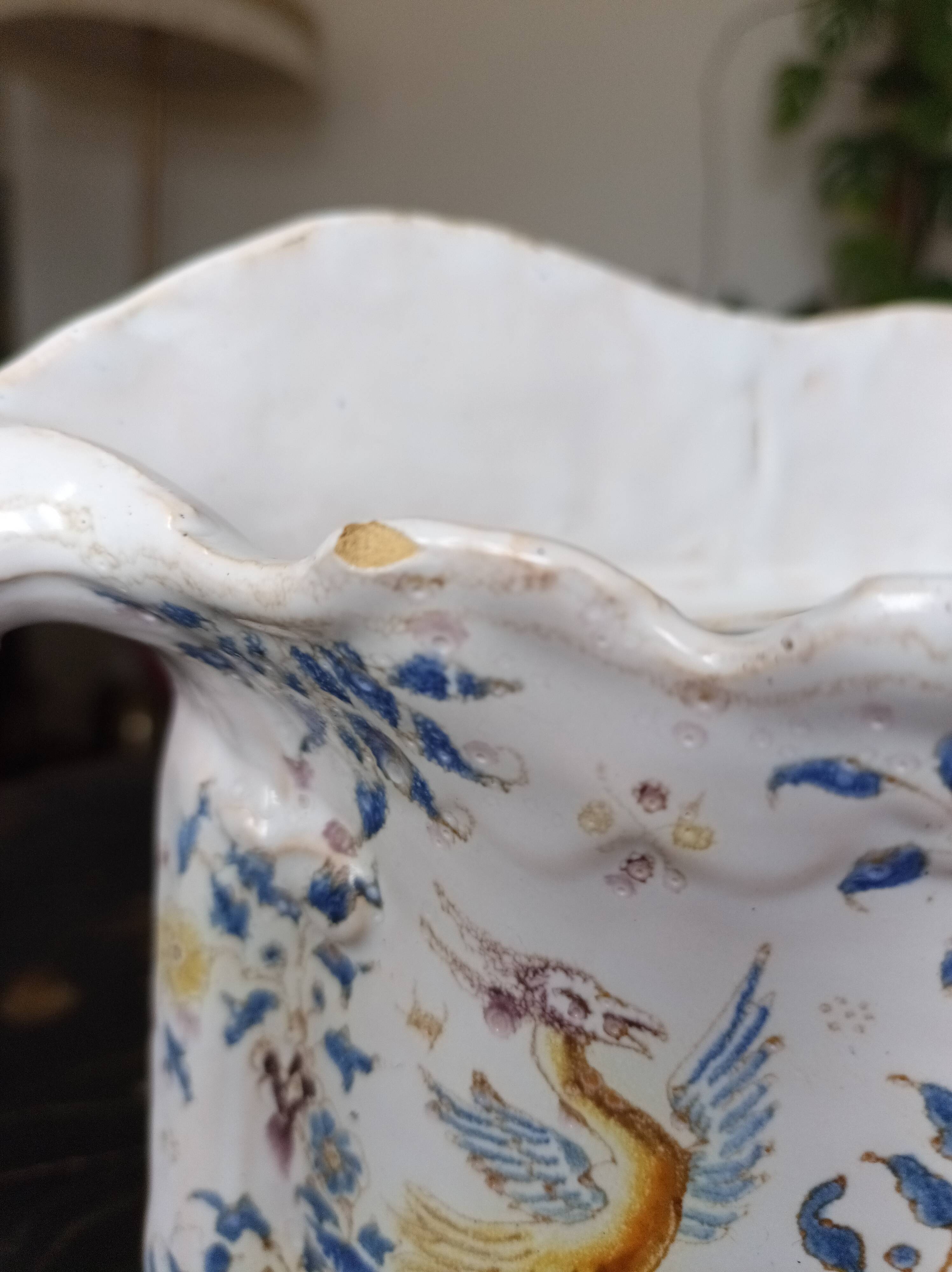 Small planter in Moustier/Rouen style from the 18th century.