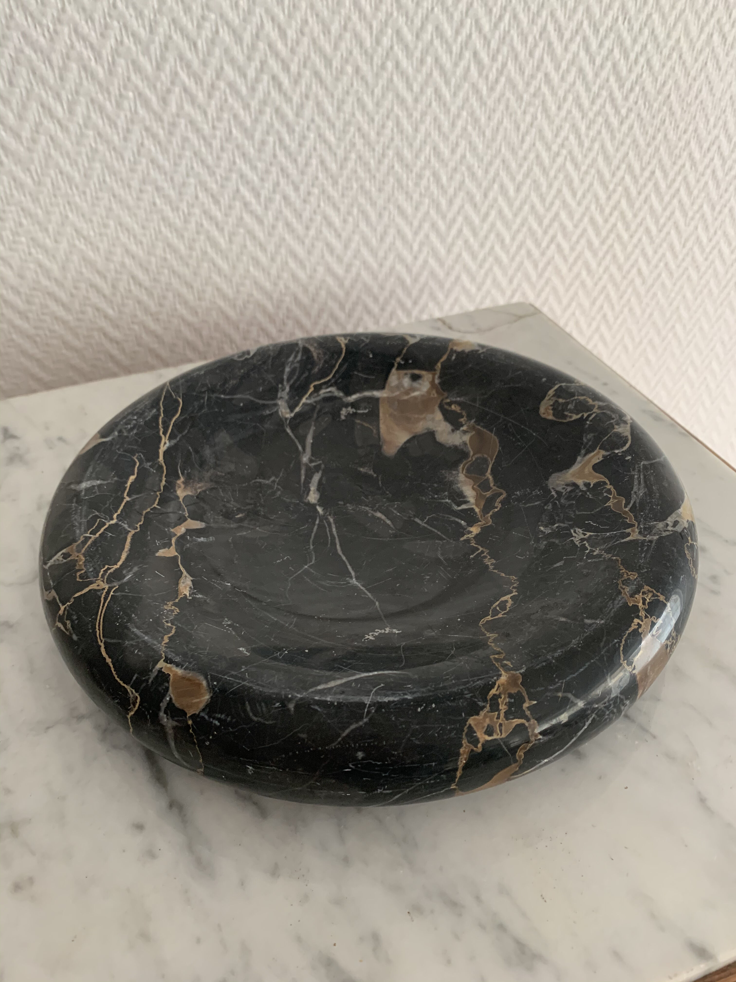 GM vintage black marble round ashtray