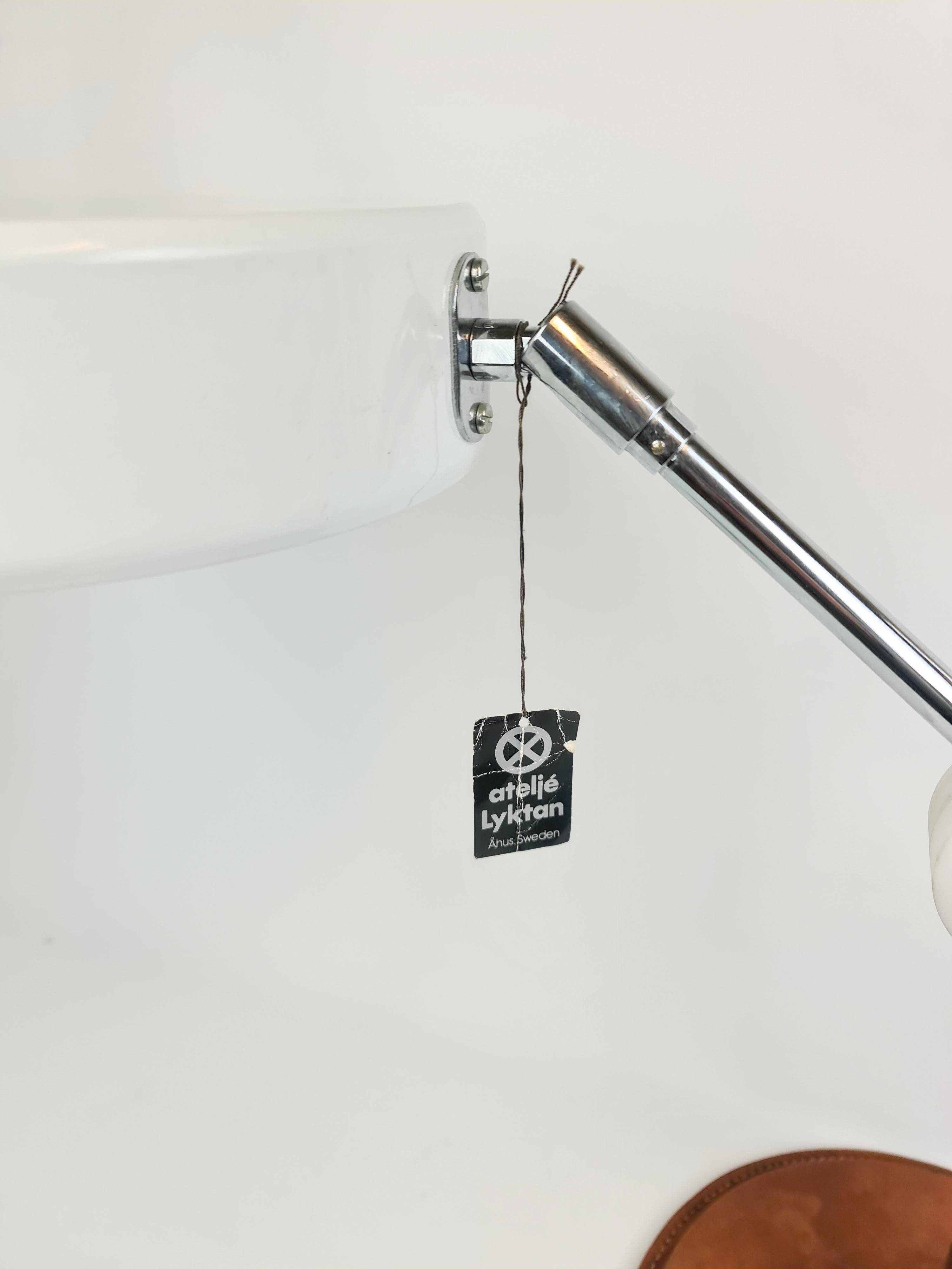 Atelje Lyktan desk lamp in chrome and vintage brown leather, mid-century, Sweden.