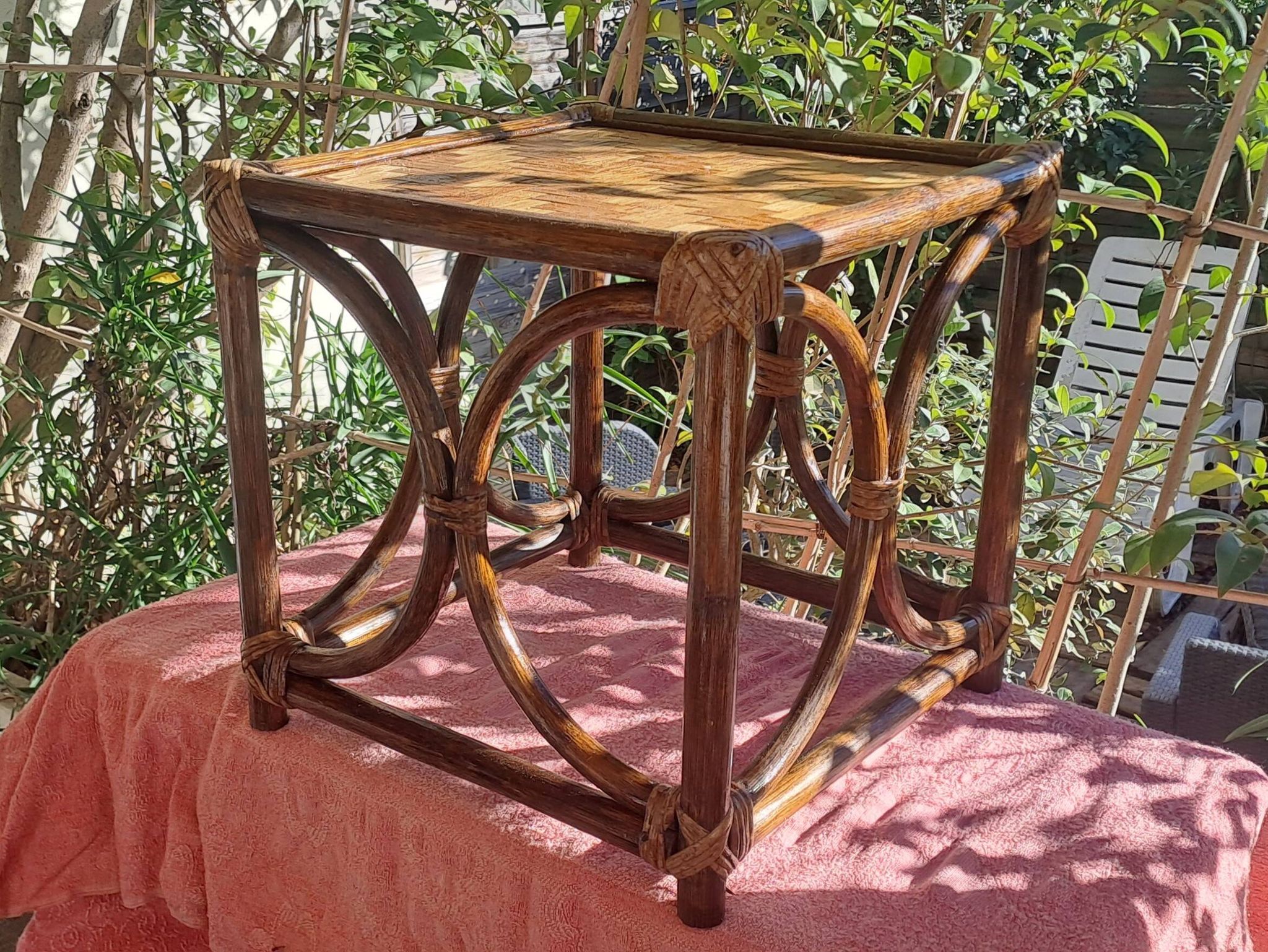 Table basse en bambou coloris miel vernissé Pier Import 1980