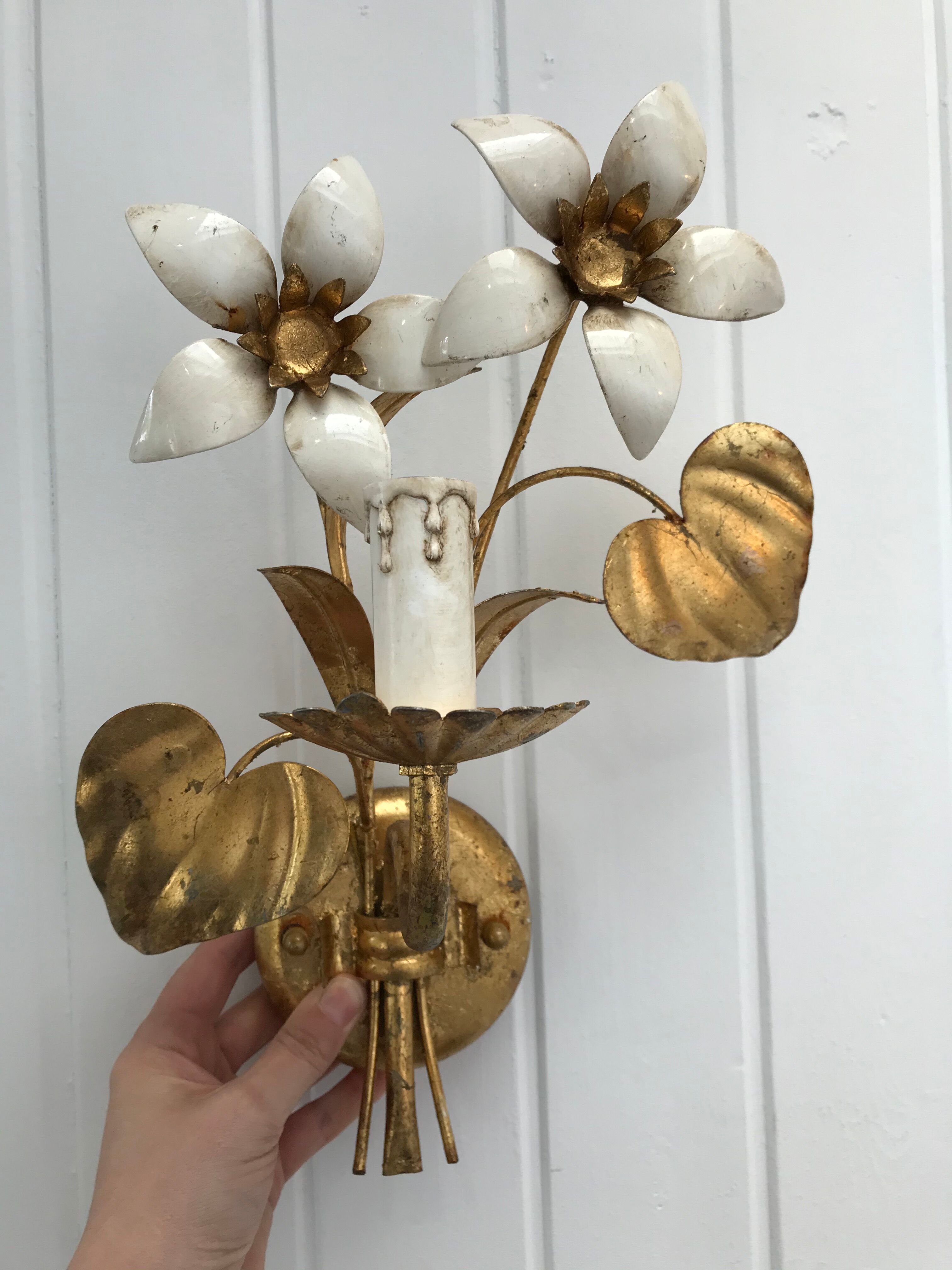 OLIVE BRASS FLOWER WALL LAMP