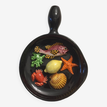 assiette poêlon - trompe l'oeil -poissons crustacés - barbotine - céramique vintage style VALLAURIS