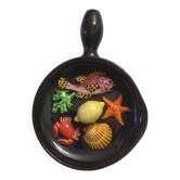 assiette poêlon - trompe l'oeil -poissons crustacés - barbotine - céramique vintage style VALLAURIS