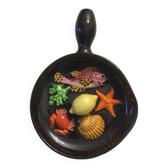 assiette poêlon - trompe l'oeil -poissons crustacés - barbotine - céramique vintage style VALLAURIS