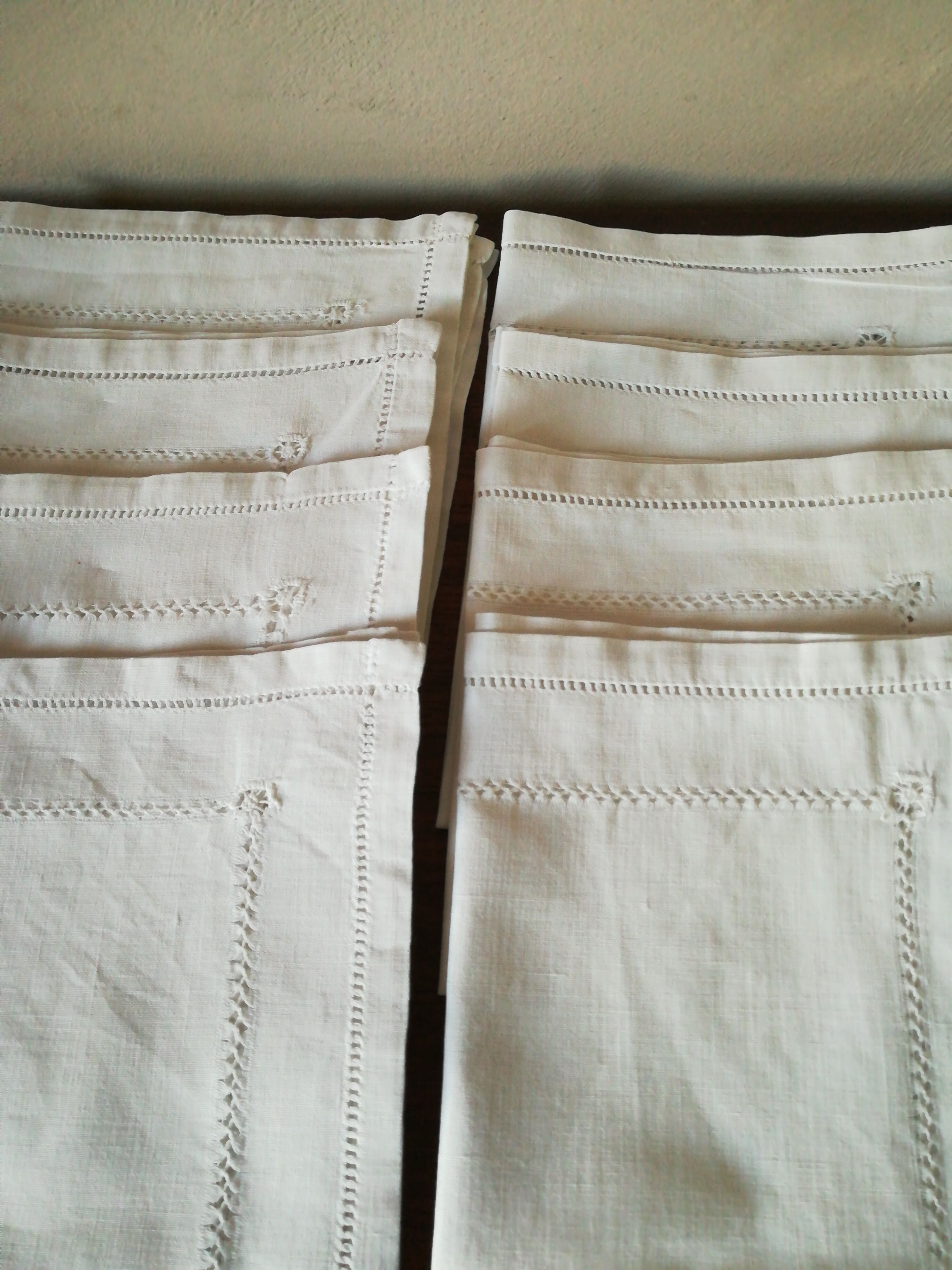 Cotton tablecloth has days and its 8 napkins to match