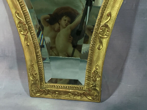 Miroir ancien en bois et stuc doré avec miroir biseauté