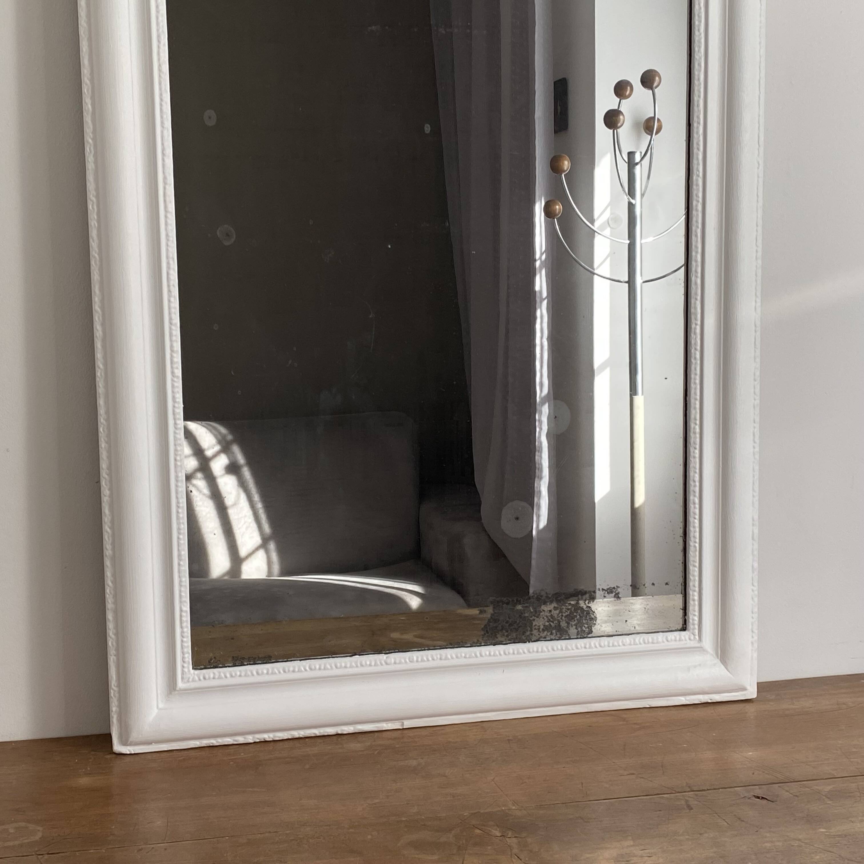 Louis Philippe mirror from the late 19th century. White. 140x82.
