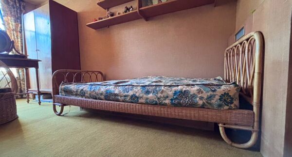Lit une place vintage en rotin naturel – 90 × 190 cm – Années 70