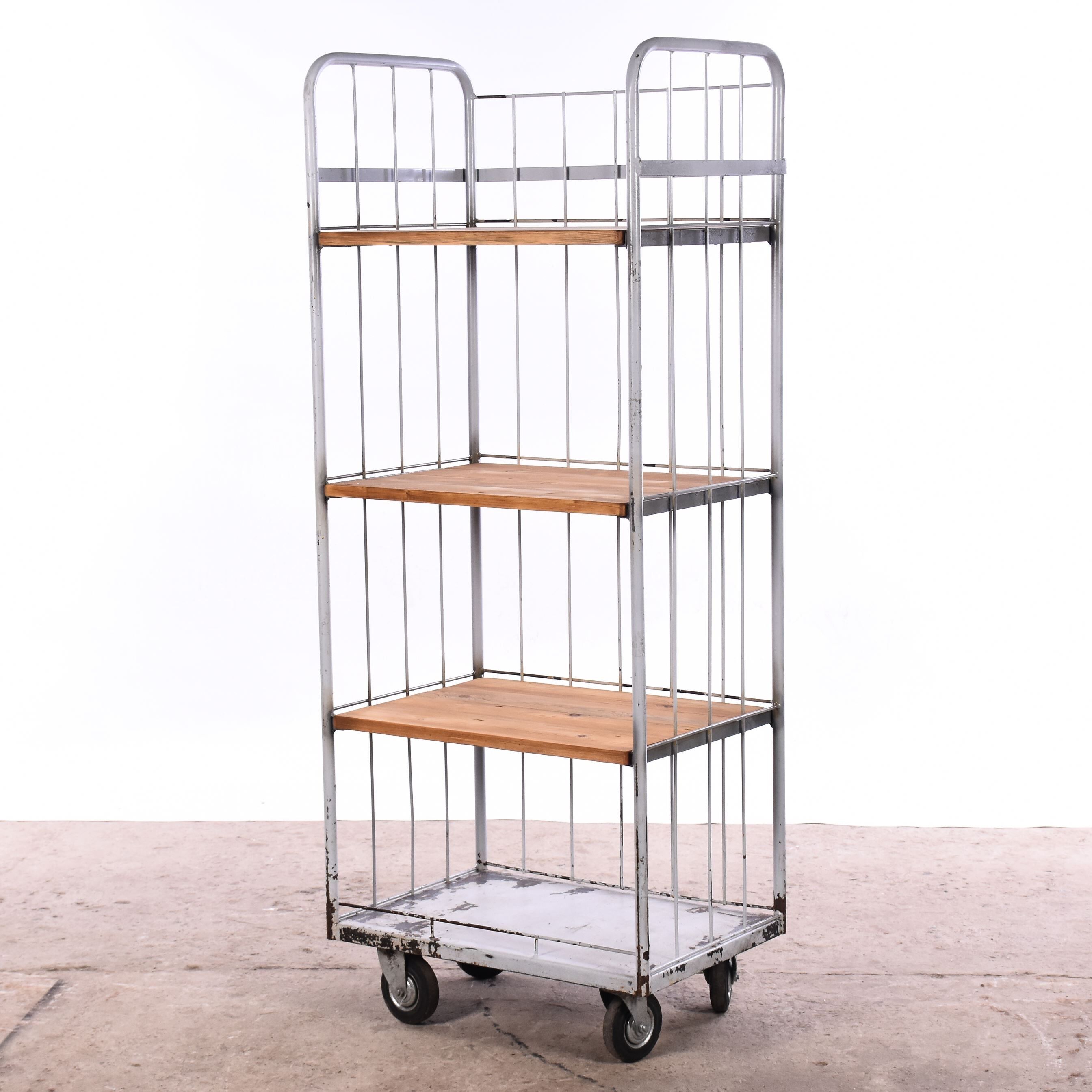 Shelving unit on wheels