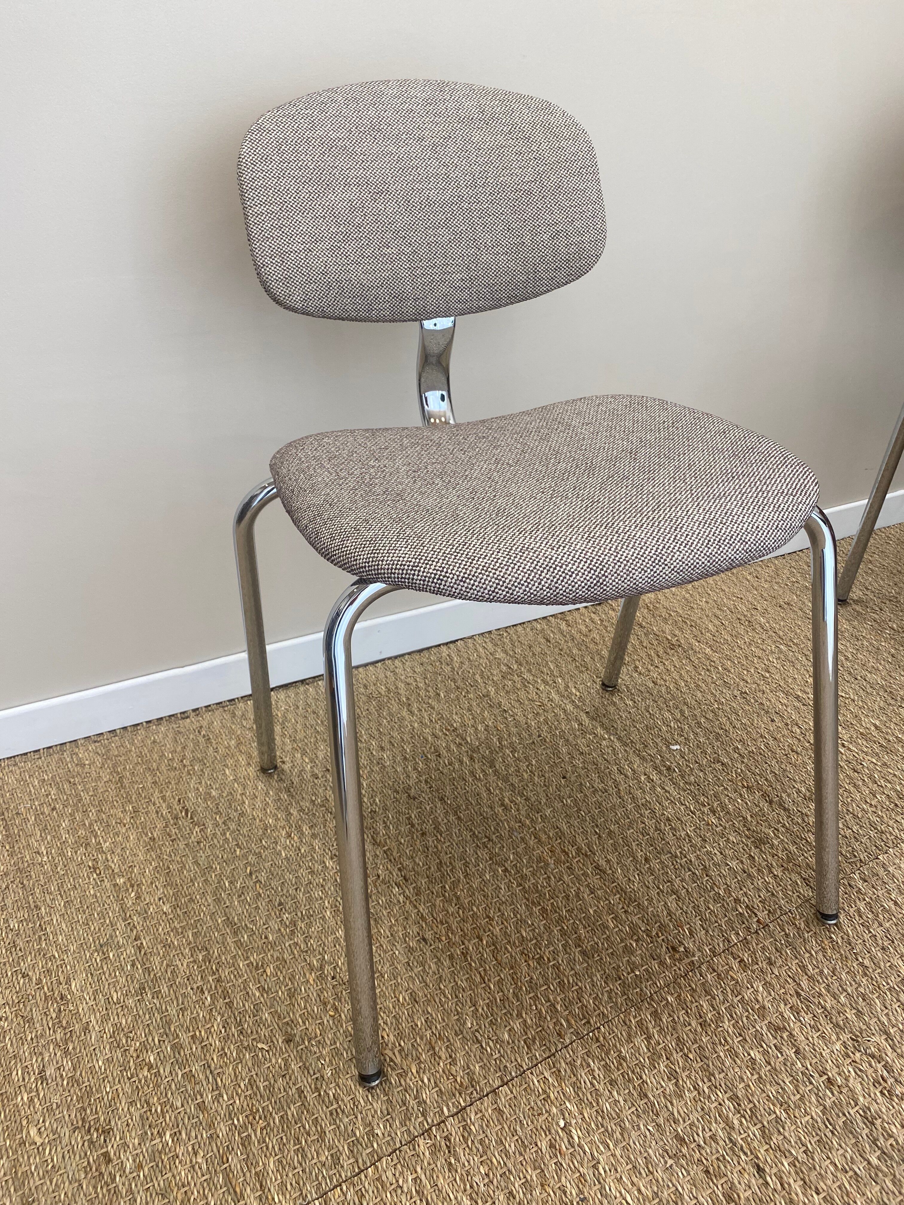 Suite de 4 chaises modèle 420-44, attribuées à Pierre Paulin pour Stee