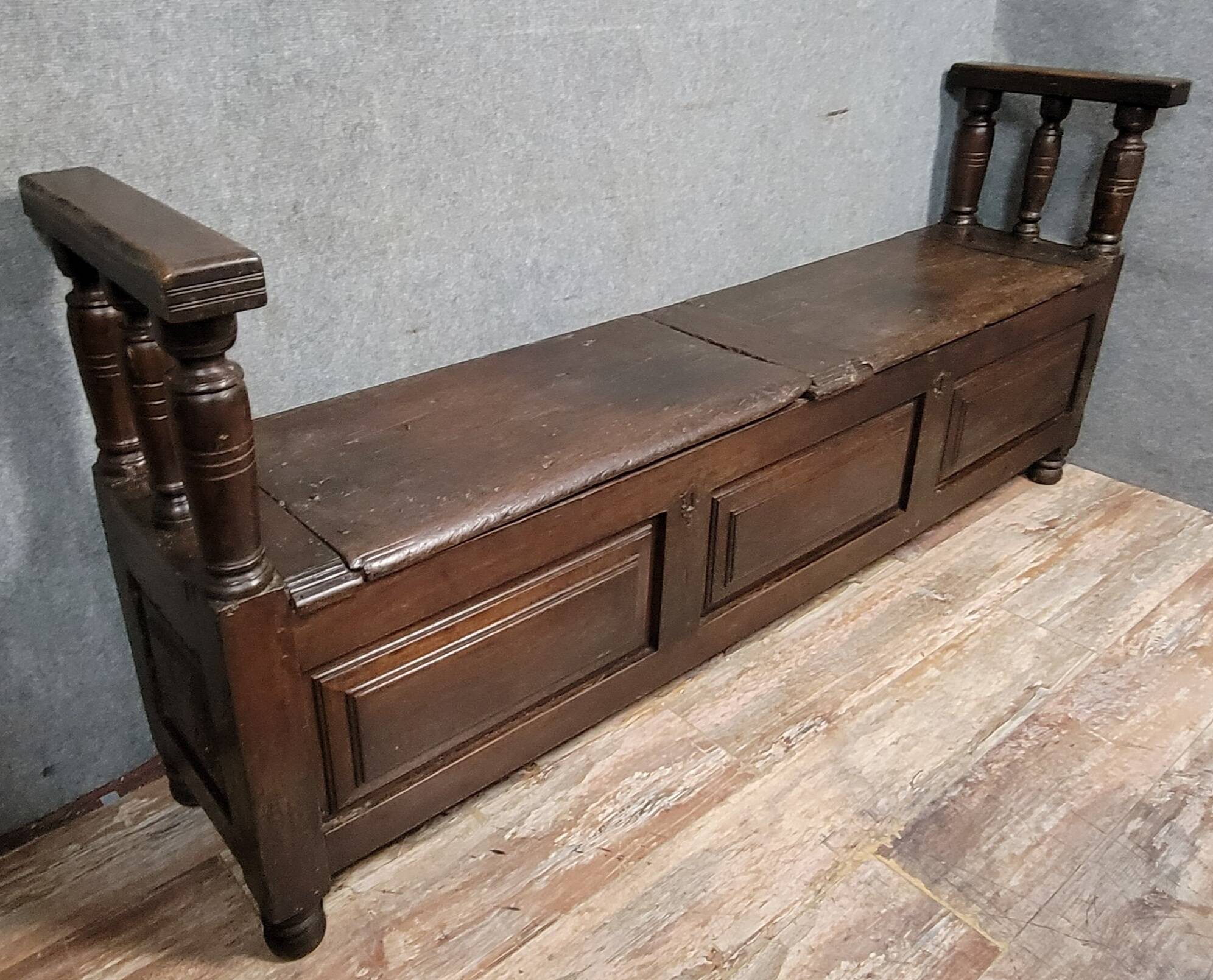 Very important Louis XIV period solid wood storage bench / 201 cm long