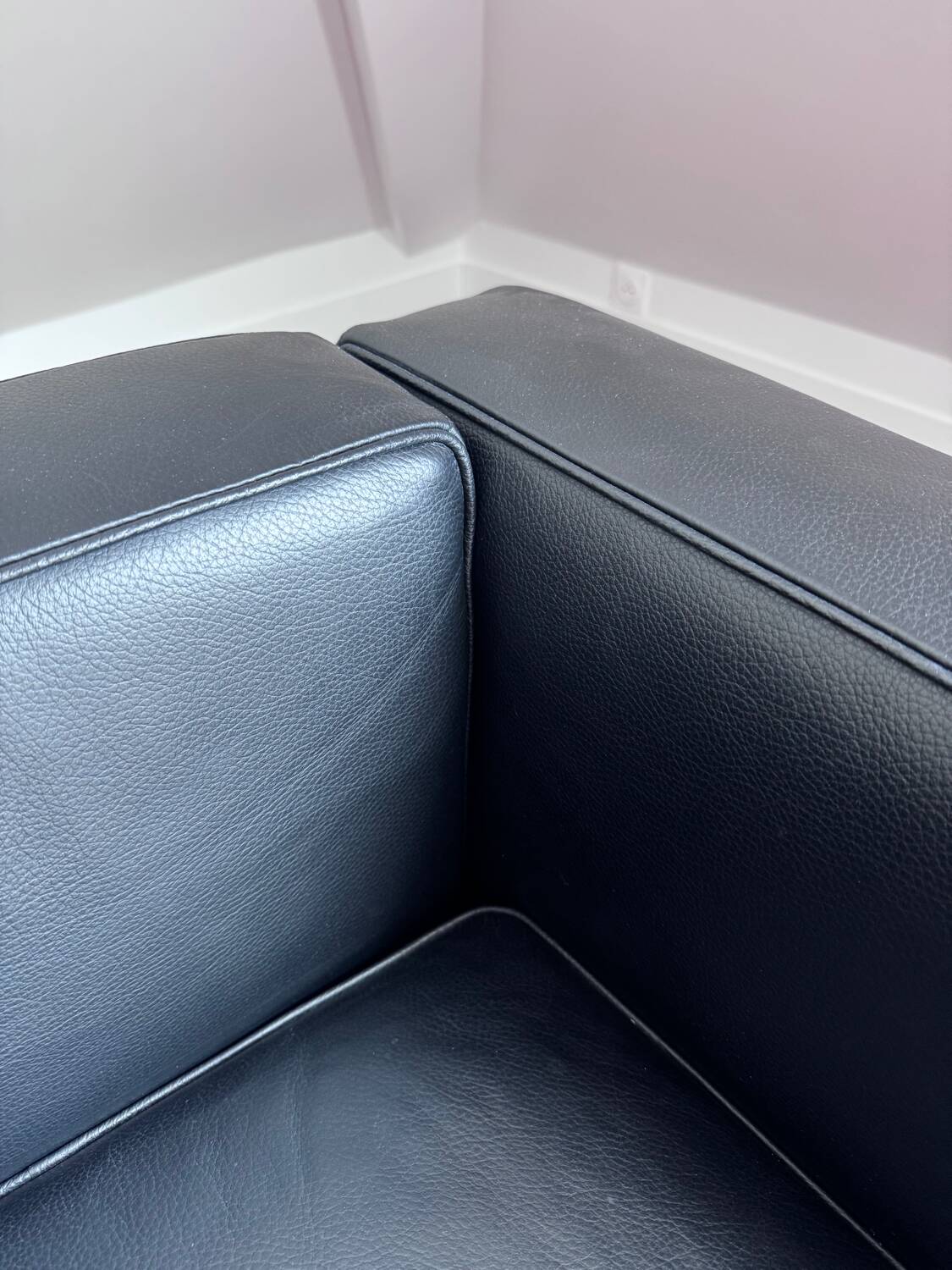 Black leather designer armchair – an elegant piece