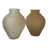 2 vases en verre semi-opaque avec relief de dessins d'oiseaux.