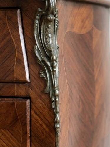 Curved Regency-style commode in mahogany marquetry.