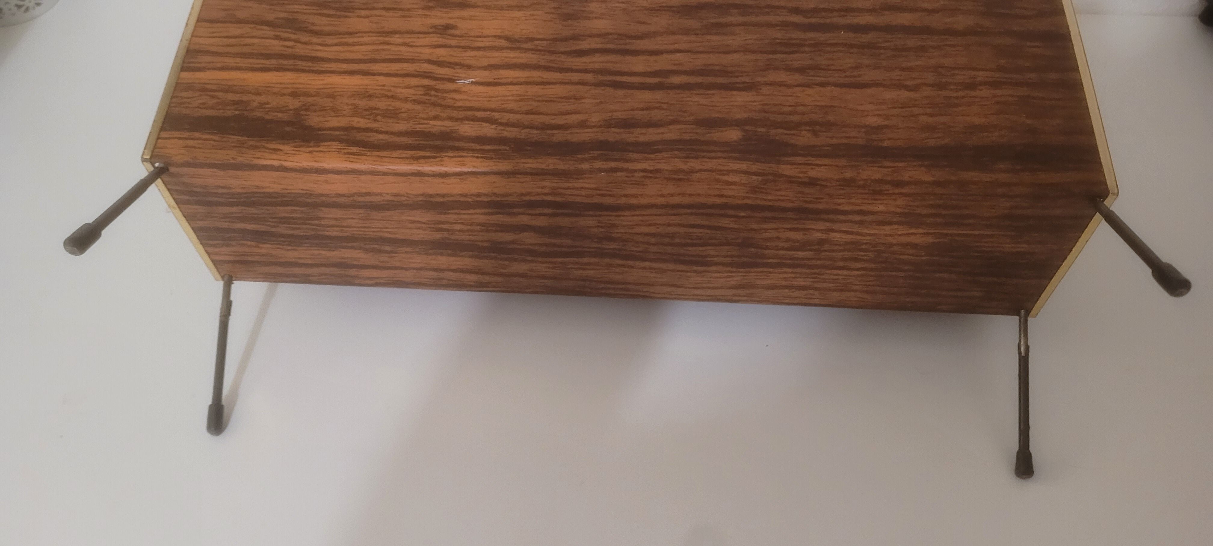 Porte magazine vintage impression bois et laiton