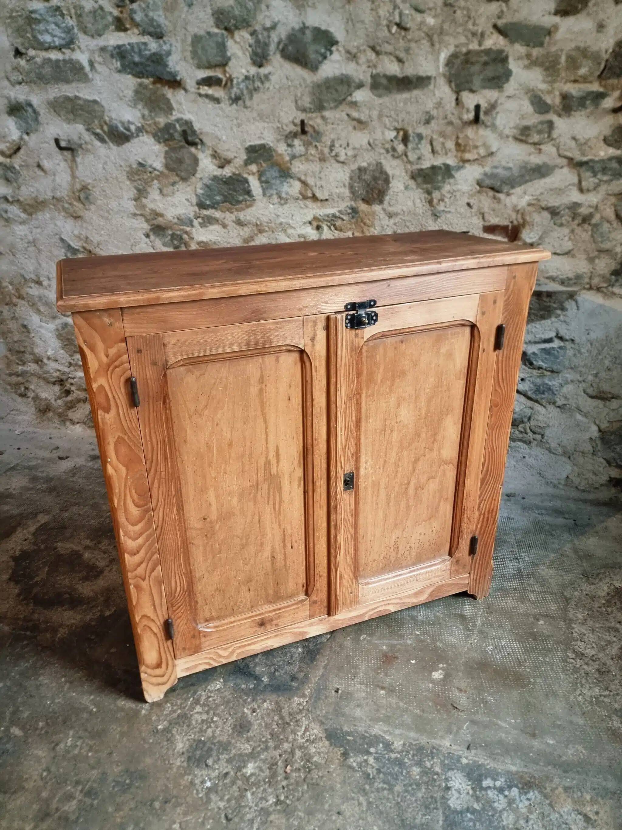 Buffet ancien français en pin, début du XXe siècle