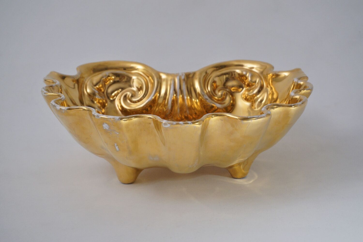 Fabbrica Ferniani Faenza plateau de poche 36,5 cm coquille en majolique, doré, 1800