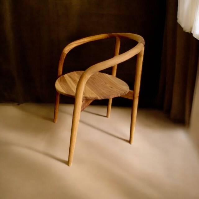 Chaise en bois avec assise tressée