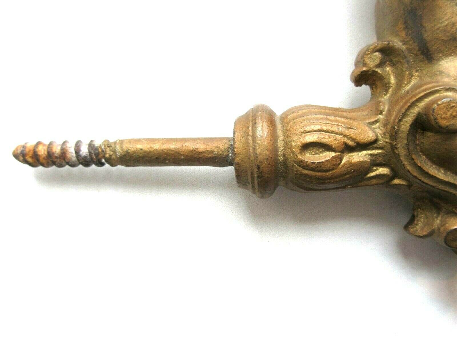 Applique Napoléon III, fonte peinte dorée, Chérubin tenant la lumière