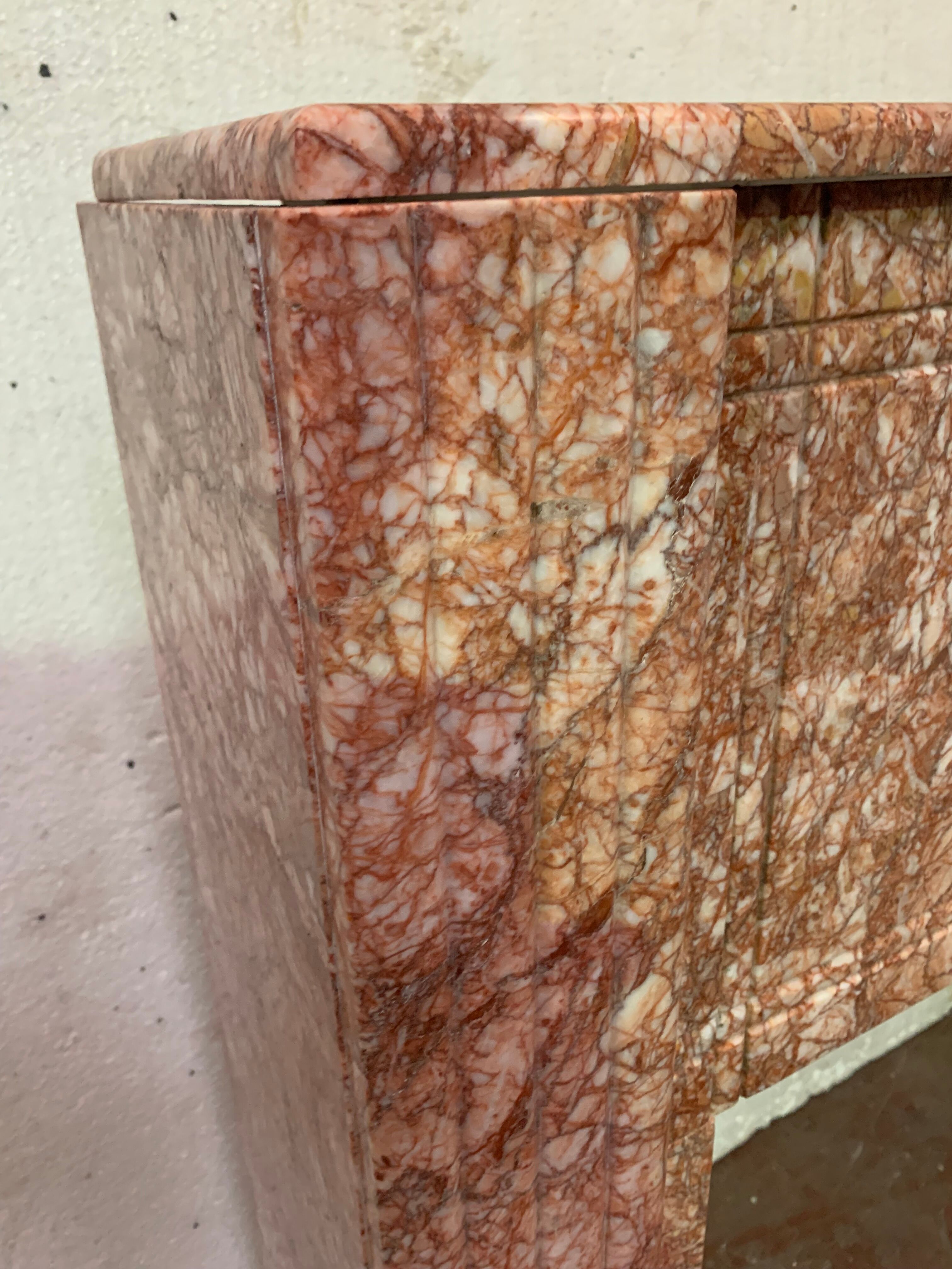 Cheminée Art Déco en marbre rose veiné XX siècle