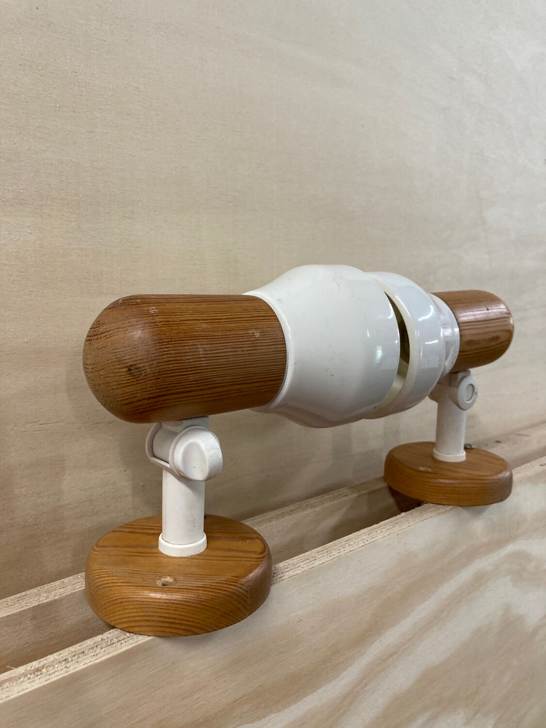 Pair of wall lights in pine and white metal 1980