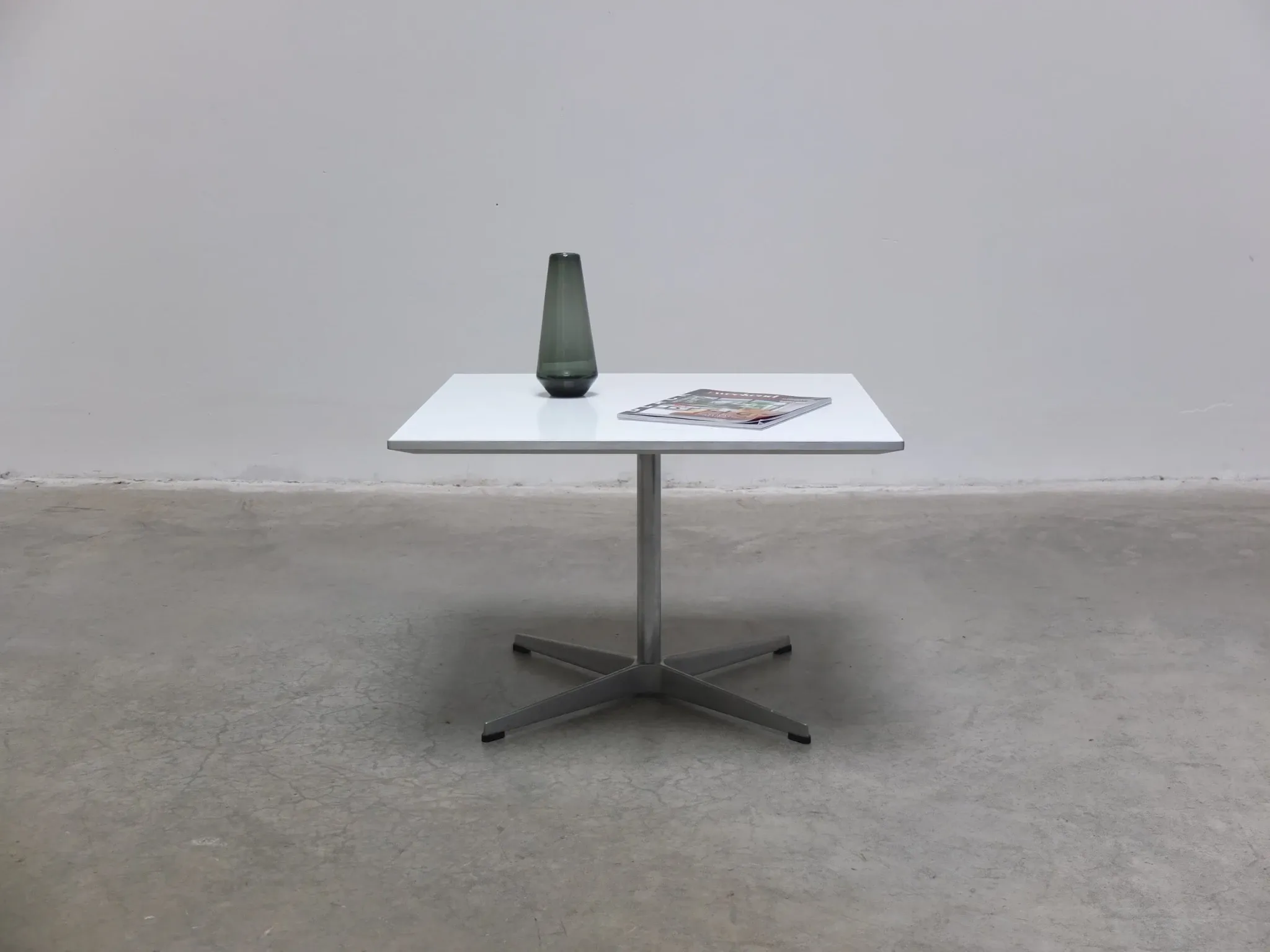 Table carrée ou table basse par Arne Jacobsen pour Fritz Hansen, 1978