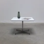 Table carrée ou table basse par Arne Jacobsen pour Fritz Hansen, 1978