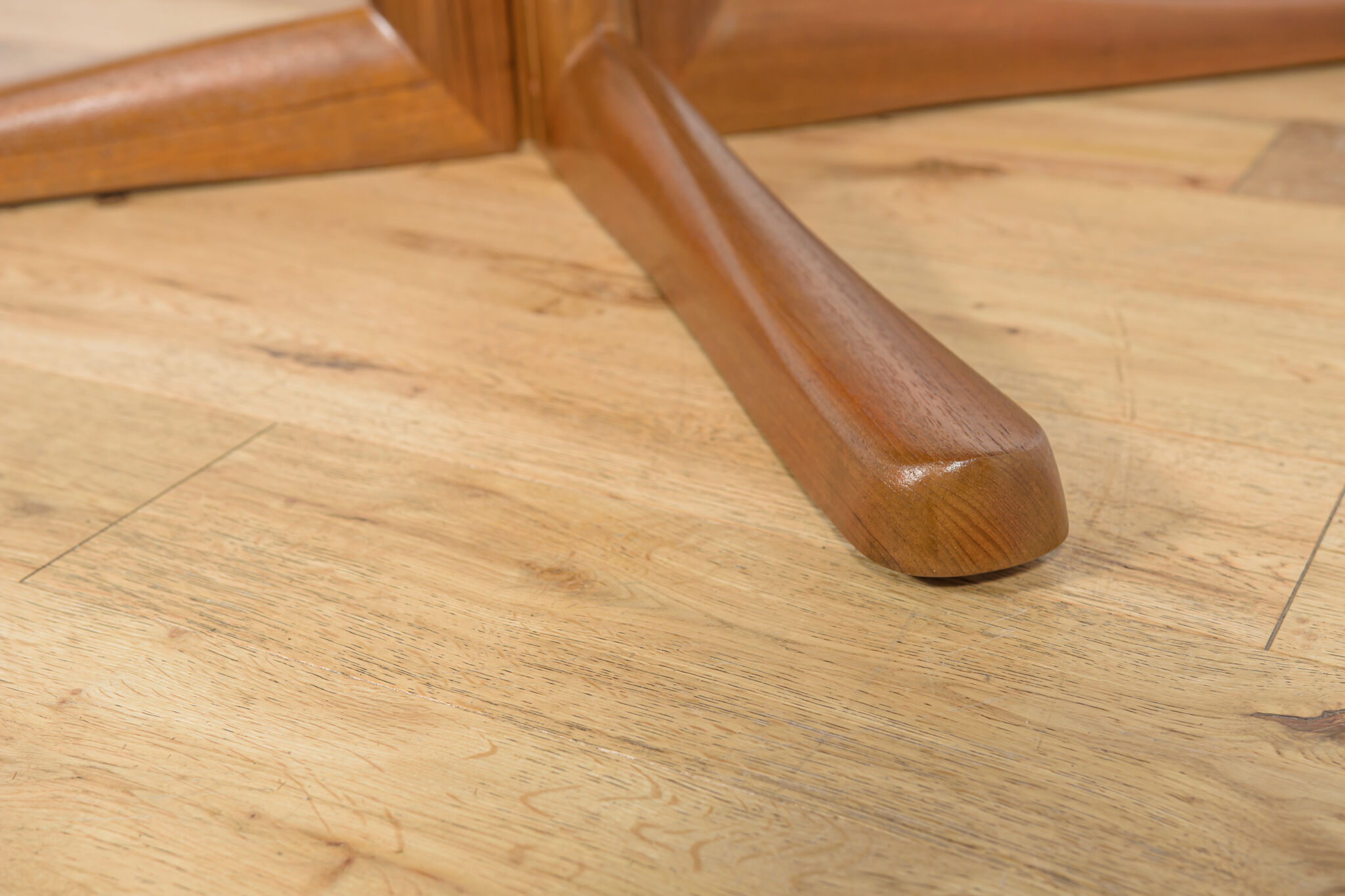 Mid-century round extendable teak dining table from McIntosh, United Kingdom, 1960s