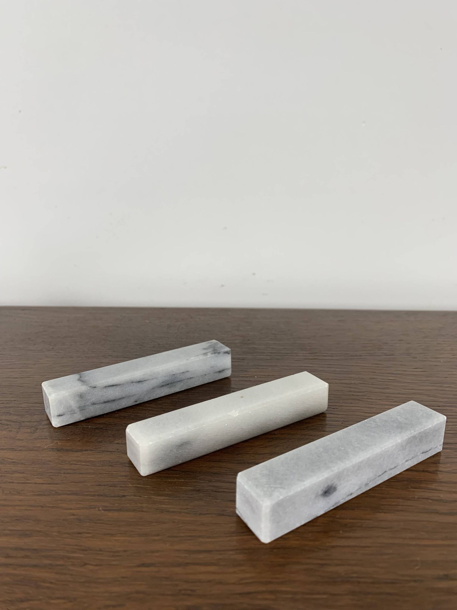 Lot de 8 portes-couteaux en marbre blanc