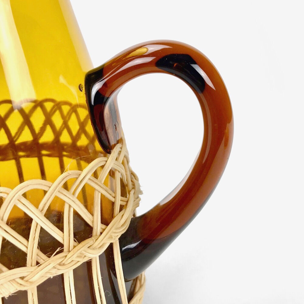 Carafe en verre ambré et dentelle d'osier