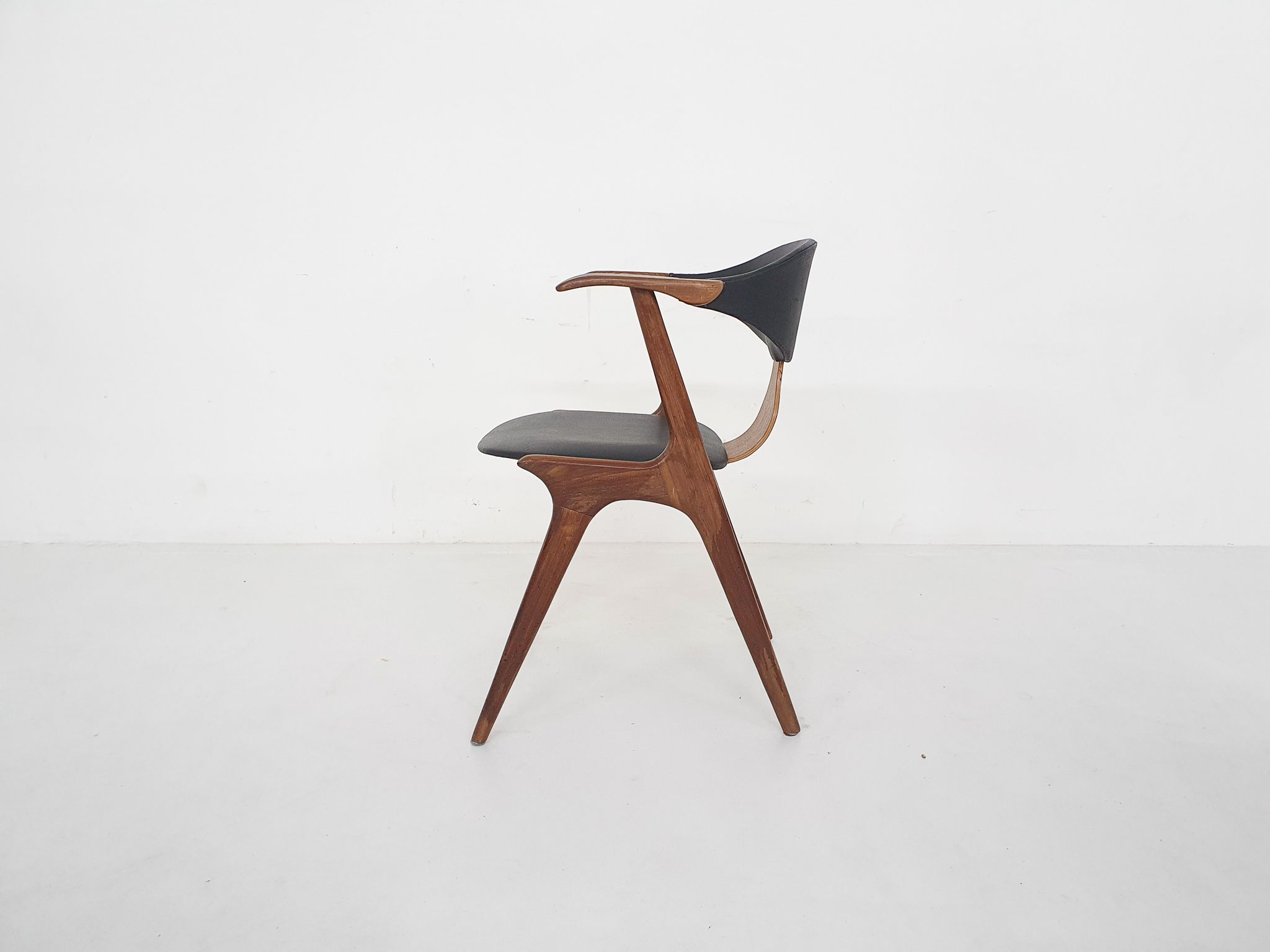 Chaise en teck et vinyle « cowhorn » par AWA, Pays-Bas années 1950