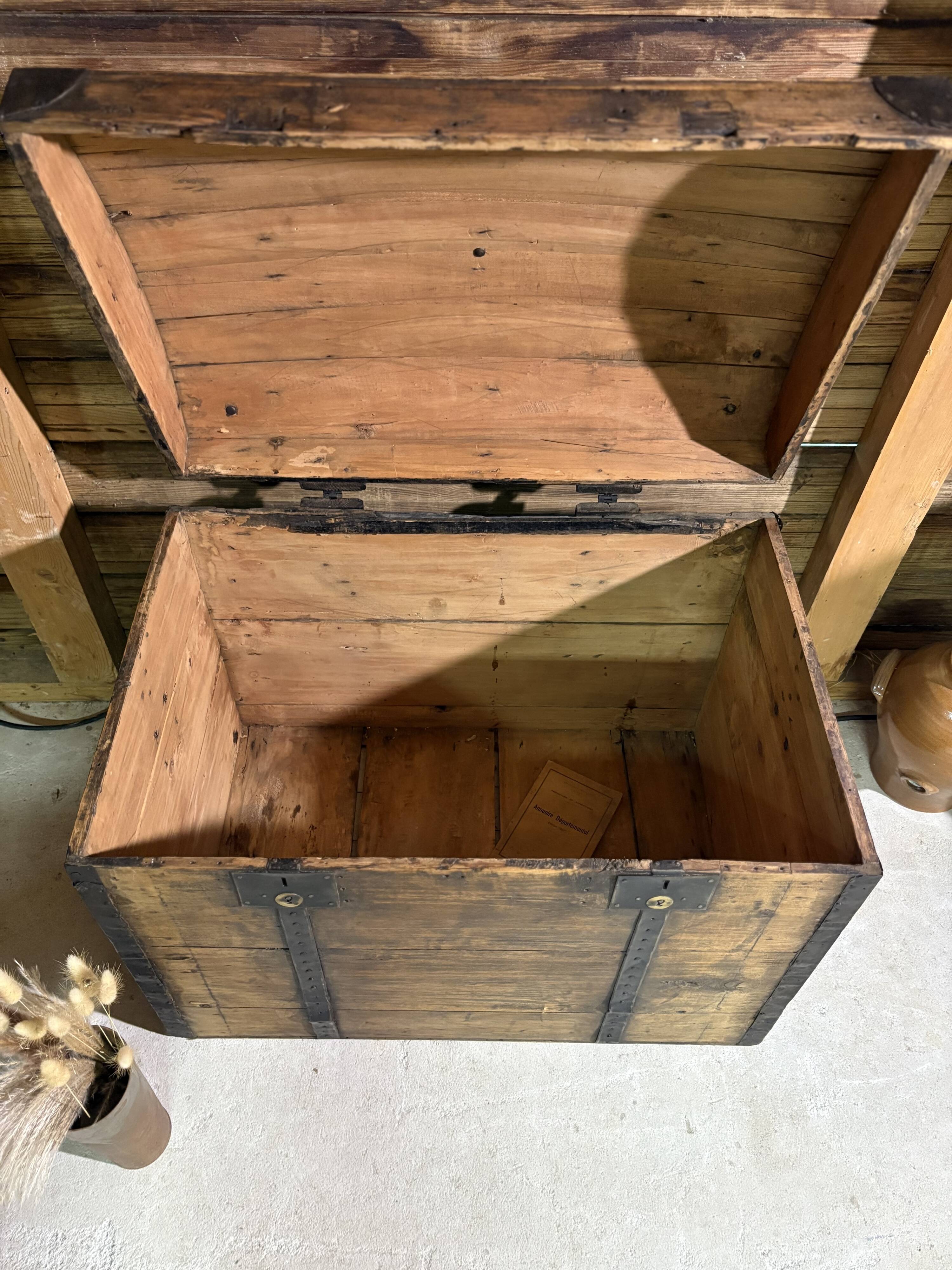 Renovated old wooden trunk – storage box / vintage decor