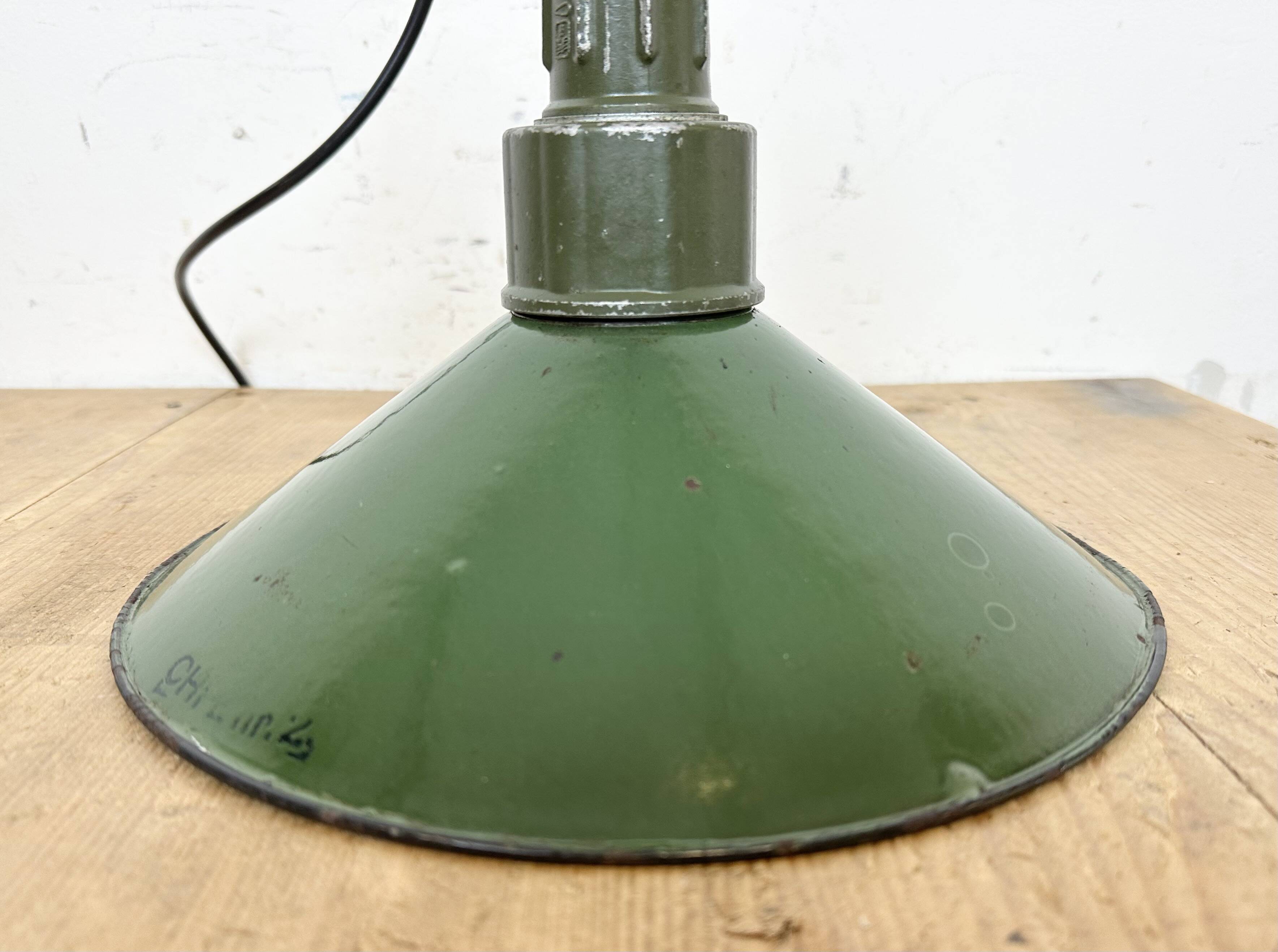 Industrial green enamel military pendant lamp with cast aluminium top, 1960s