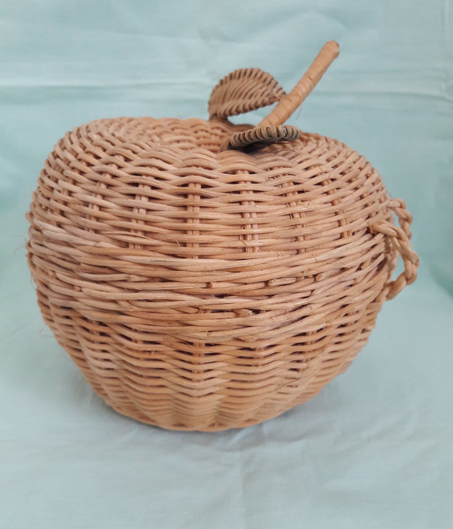 Wicker apple box